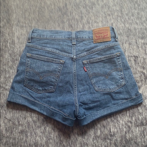 COPY - Levi’s High Rise Mom Shorts - Picture 2 of 4